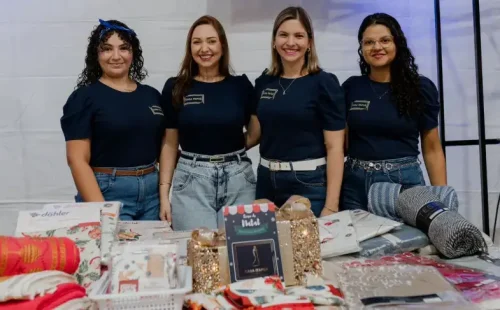 A-frente-do-estande-da-Casa-Itapua-equipe-feminina-apresenta-confeccoes-e-enxovais_p12641_thumb_resi.webp